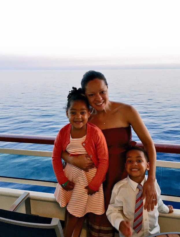 Cerina Fairfax poses with Cameron and Carys on a balcony overlooking the water | Source: Facebook/justin.fairfax.2025