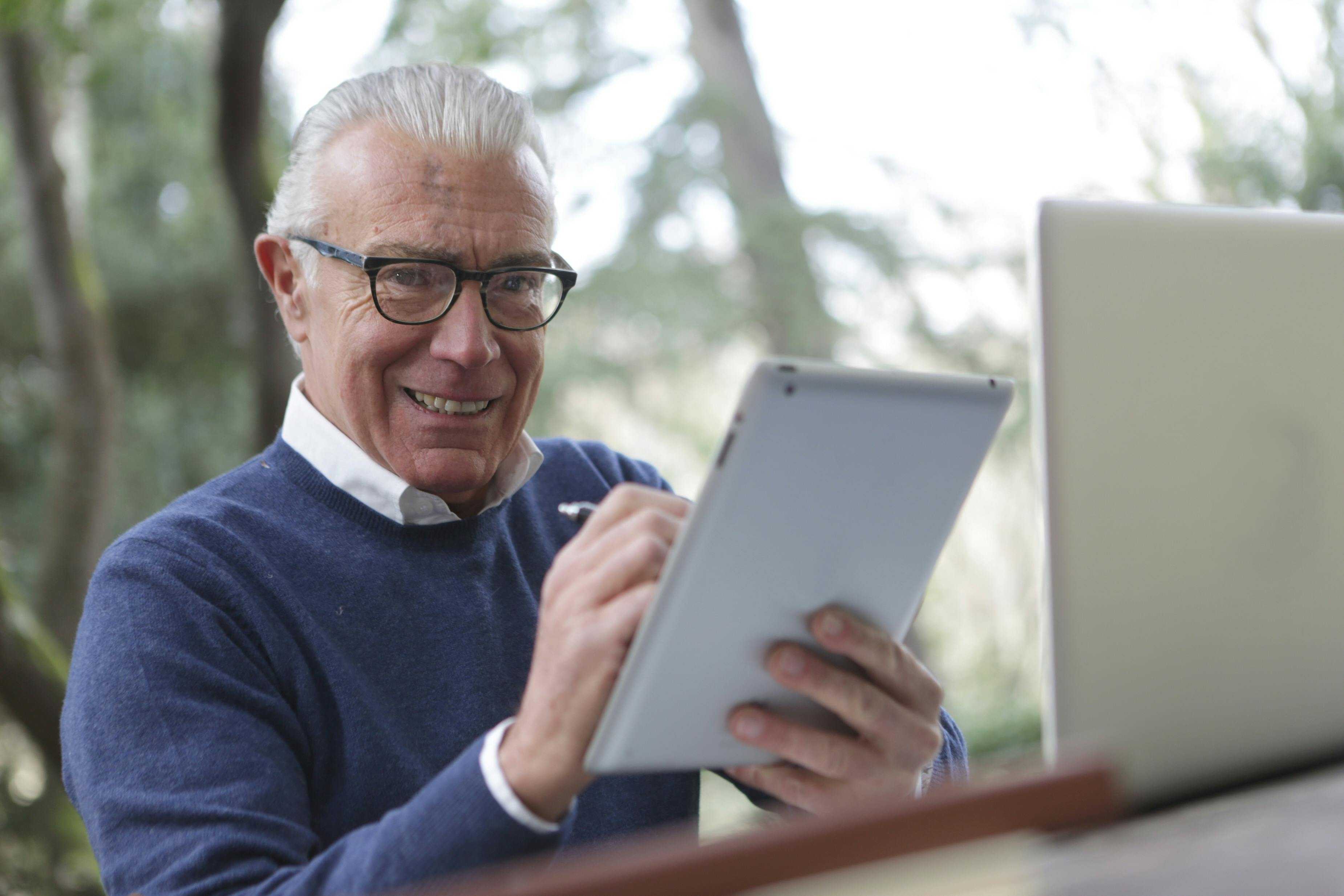 Elderly man with a tablet | Source: Pexels