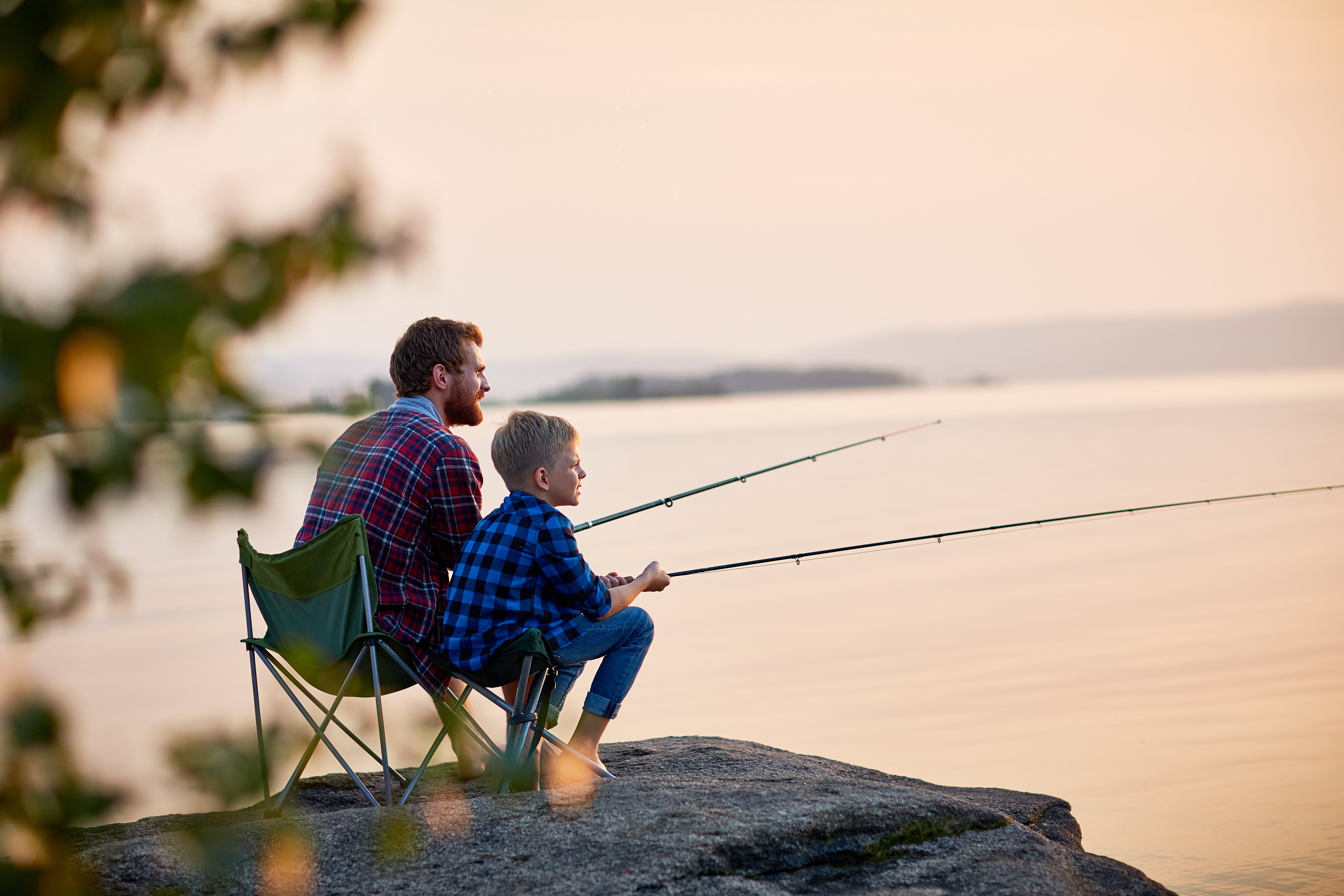 Jordan und sein Vater besuchten Seen und fischten mit seinem Vater | Quelle: Shutterstock