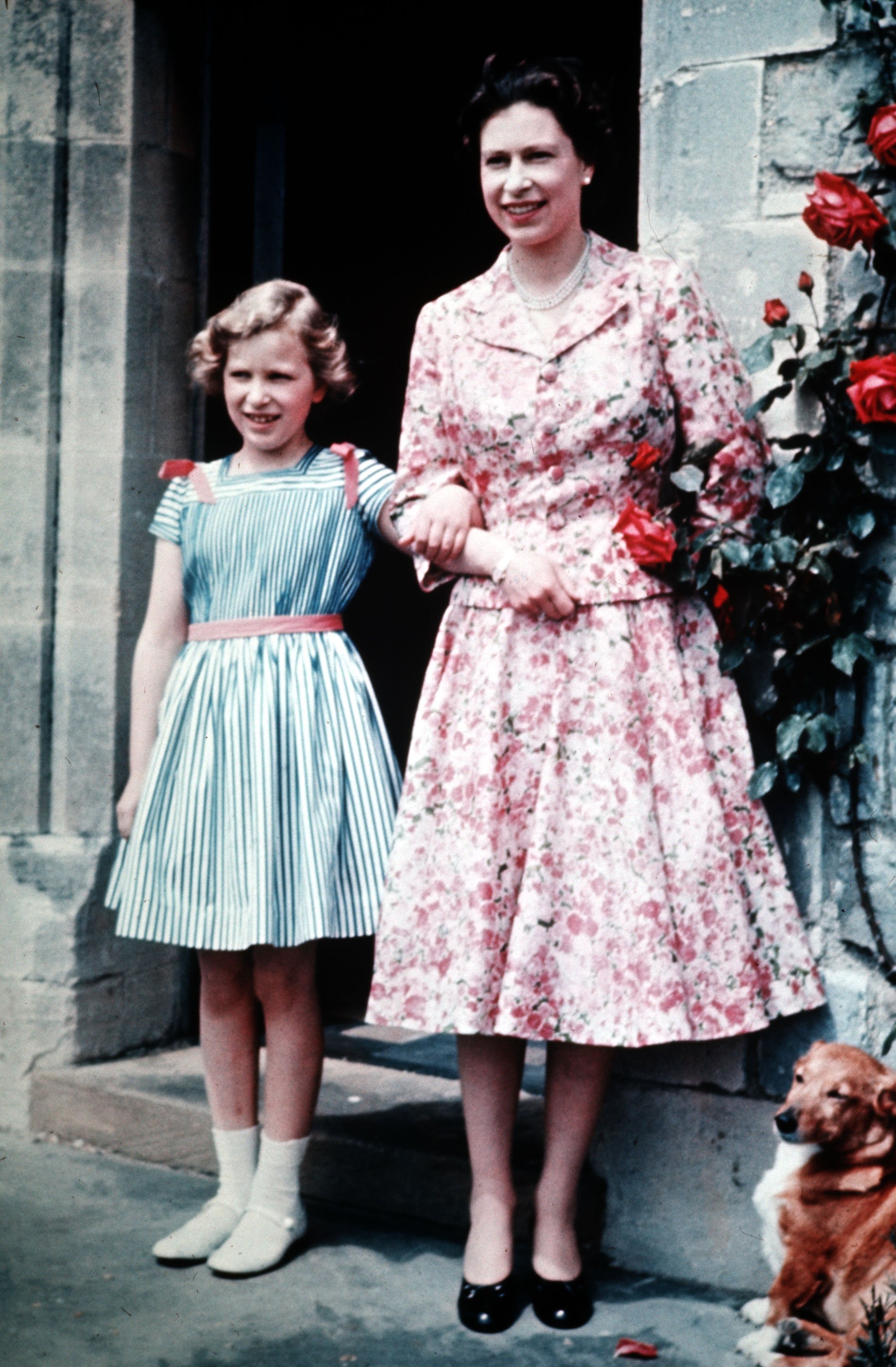 Queen Elizabeth with Princess Anne in England 1959. | Source: Getty Images
