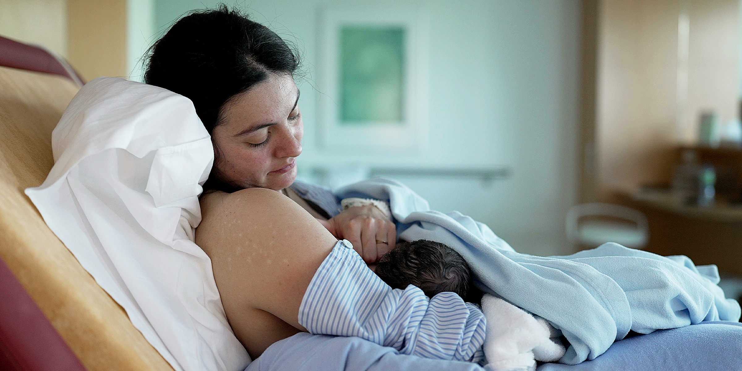 A mother nursing her newborn baby in the hospital | Source: Shutterstock