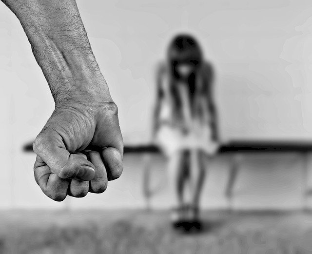 Hombre con puño cerrado amenazando a mujer. | Imagen: Pixabay