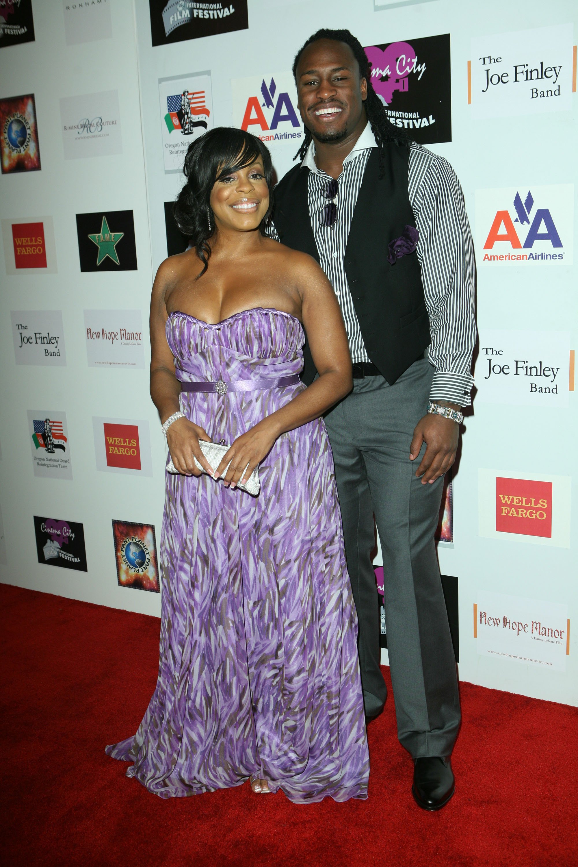 Niecy Nash and Vernon Davis pose as they arrive at The CCIFF Black Tie Gala And Live Oscar Viewing Party at Hyatt Regency Century Plaza, on February 22, 2009, in Los Angeles, California | Source: Getty Images