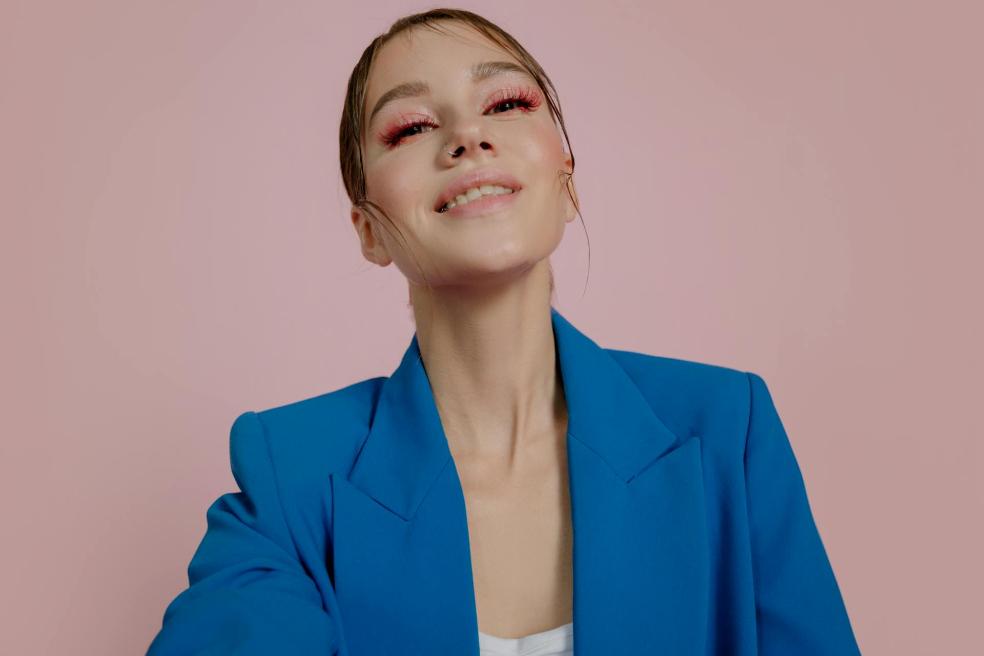 A woman smiling wickedly | Source: Pexels