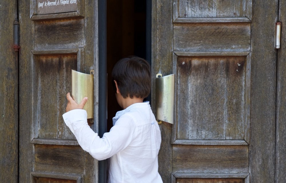 A little boy entering a church.| Photo: Shutterstock.