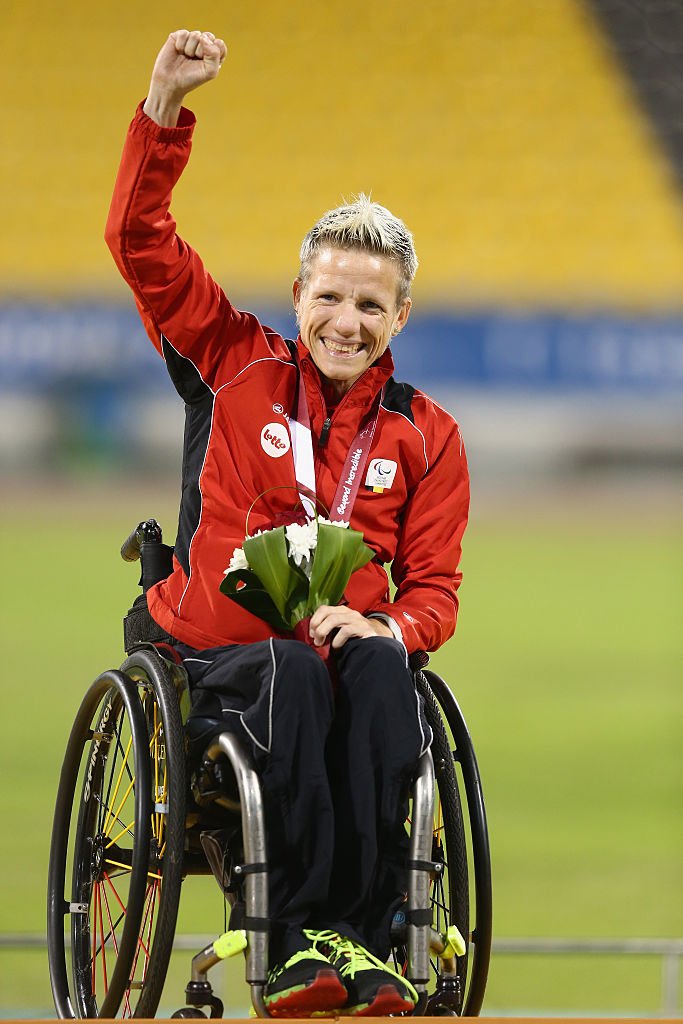 Marieke Vervoor célèbre sa médaille d'or lors de la séance du soir du dixième jour des Championnats du monde d'athlétisme du CIP au stade Suhaim Bin Hamad le 31 octobre 2015 à Doha, Qatar. | Photo : Getty Images Marieke Vervoor célèbre sa médaille d'or lors de la séance du soir du dixième jour des Championnats du monde d'athlétisme du CIP au stade Suhaim Bin Hamad le 31 octobre 2015 à Doha, Qatar. | Photo : Getty Images