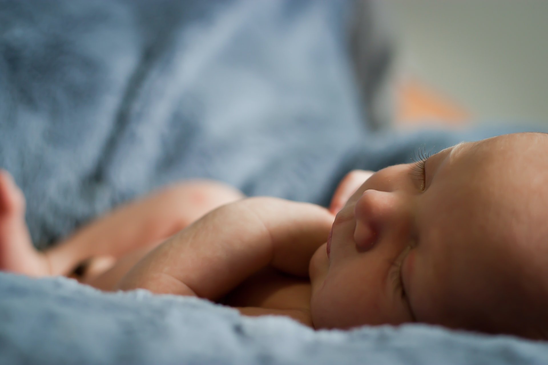 A newborn baby sleeping peacefully | Source: Unsplash