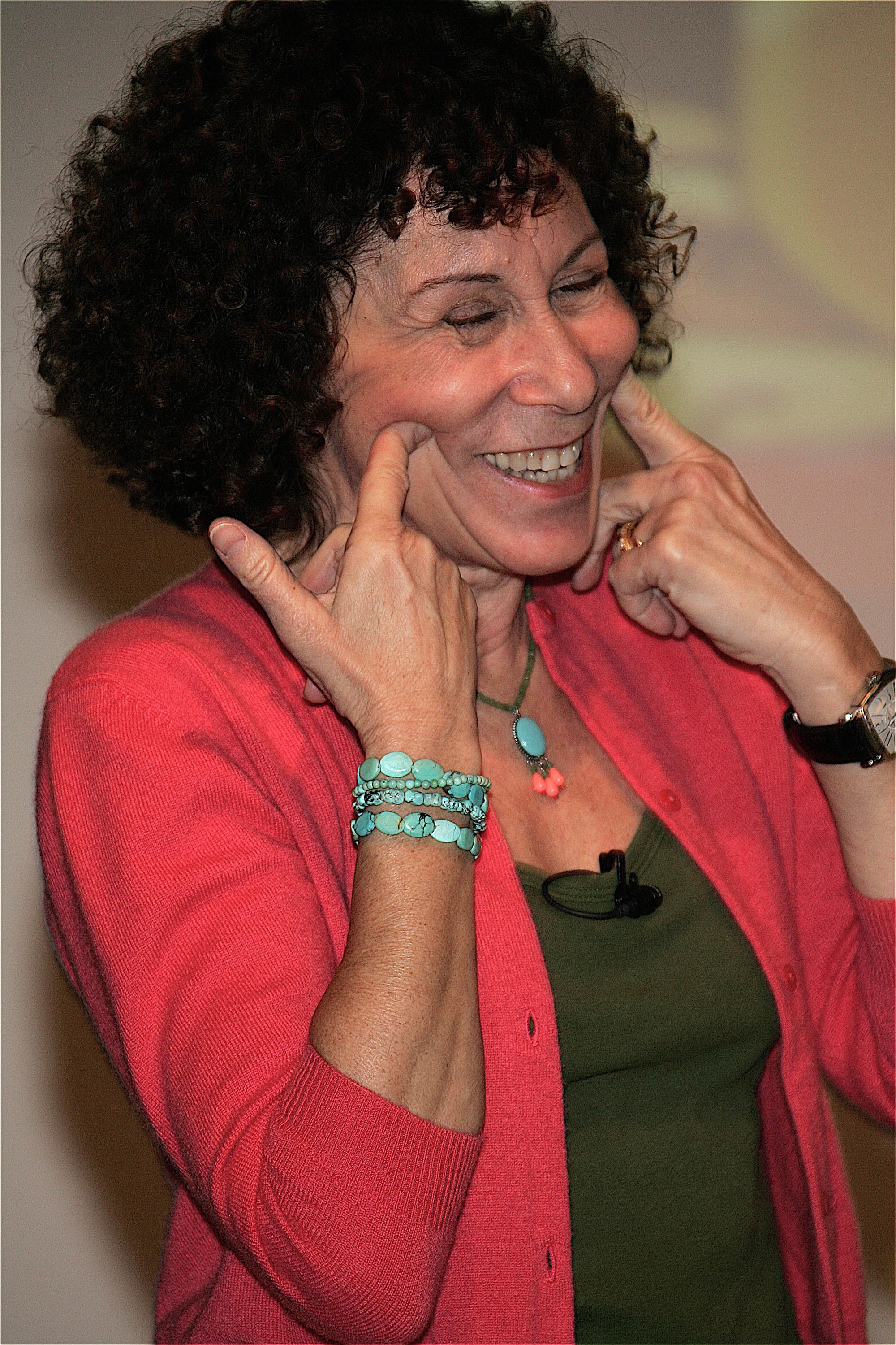 Rhea Perlman during the ribbon-cutting ceremony for the grand opening of a new main library in Santa Monica, California on January 7, 2006 | Source: Getty Images
