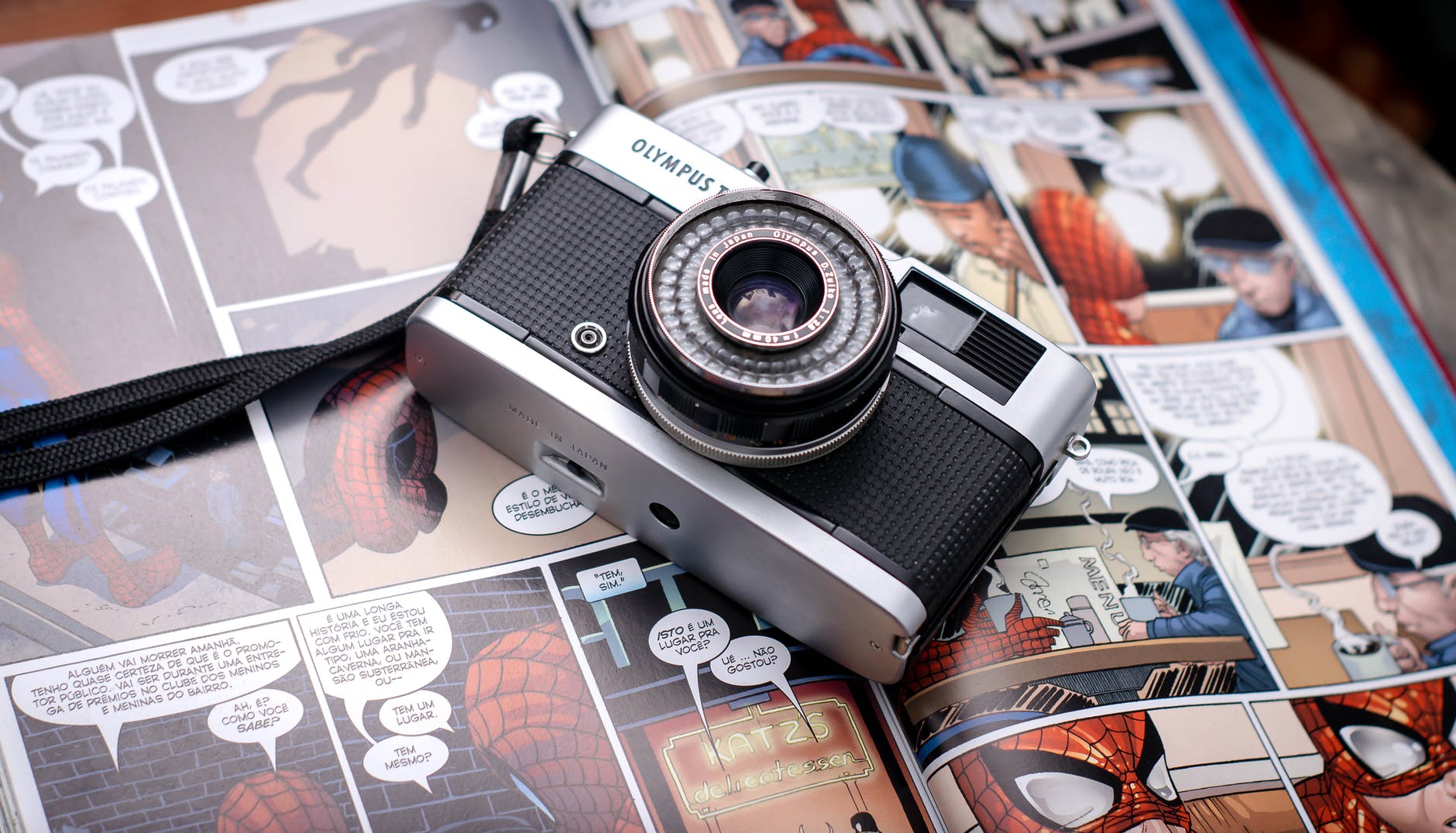 He went to her house and read comic books with her. | Source: Pexels