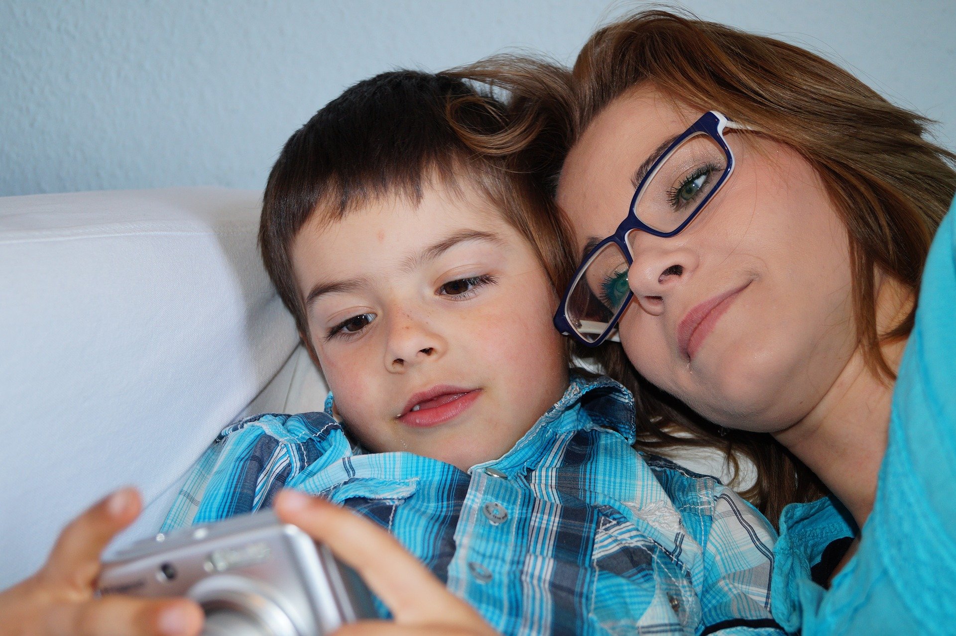 Un garçon dans les bras de sa maman. l Source : Pixabay