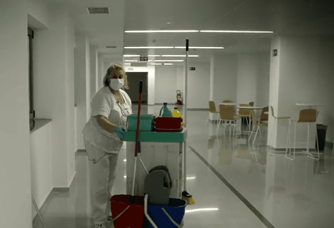 Trabajadora de limpieza en el Hospital Universitario Marqués de Valdecilla. | Foto: Telecinco/Mediaset España