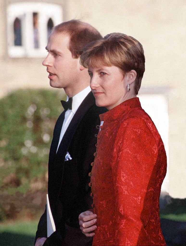 Sophie Rhys-Jones et le Prince Edward le 23 avril 1994 à Saffron Walden. l Photo : Getty Images Sophie Rhys-Jones et le Prince Edward le 23 avril 1994 à Saffron Walden. l Photo : Getty Images