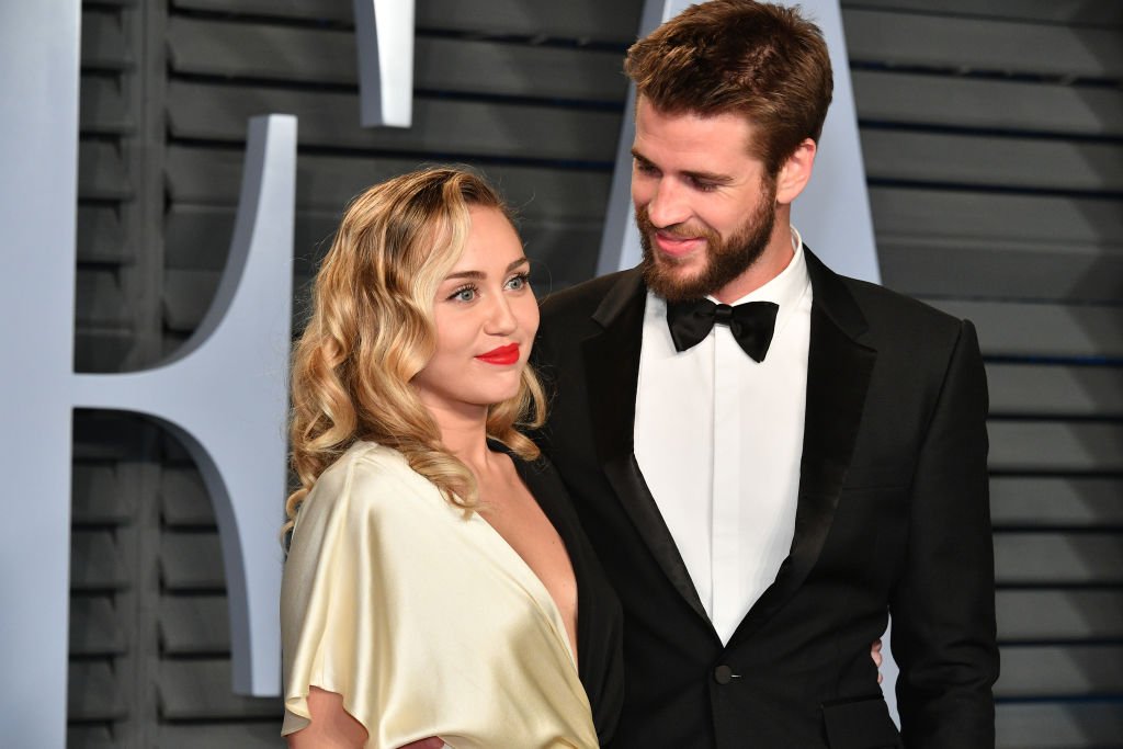 Miley Cyrus (L) und Liam Hemsworth nehmen an der Vanity Fair-Oscarparty 2018 teil, die von Radhika Jones am 4. März 2018 im Wallis Annenberg Center für darstellende Künste in Beverly Hills, Kalifornien, veranstaltet wird | Quelle: Getty Images