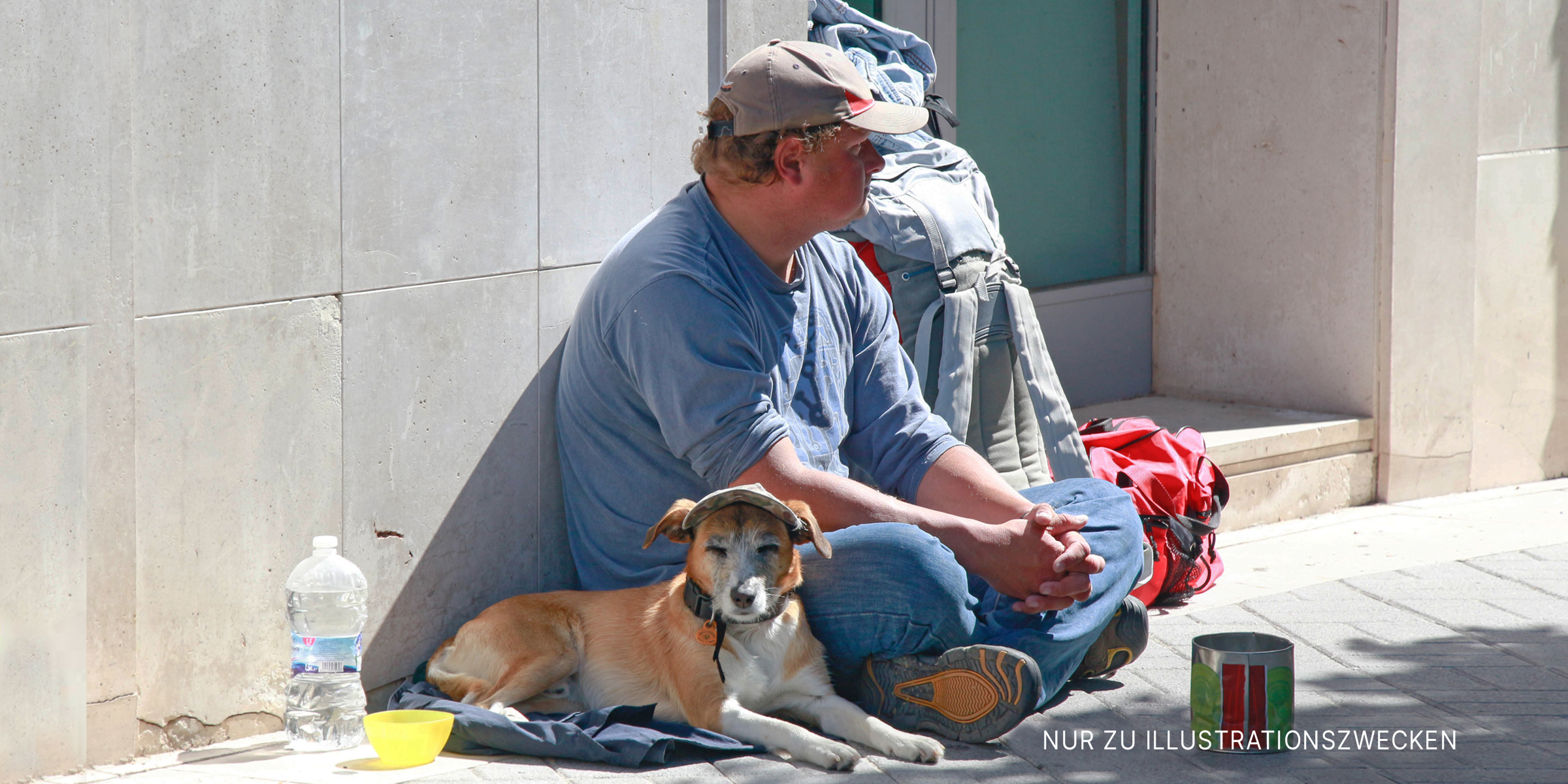 Bettler und Hund sitzen auf einem Bürgersteig. | Quelle: Flickr / Mussi Katz (Public Domain)