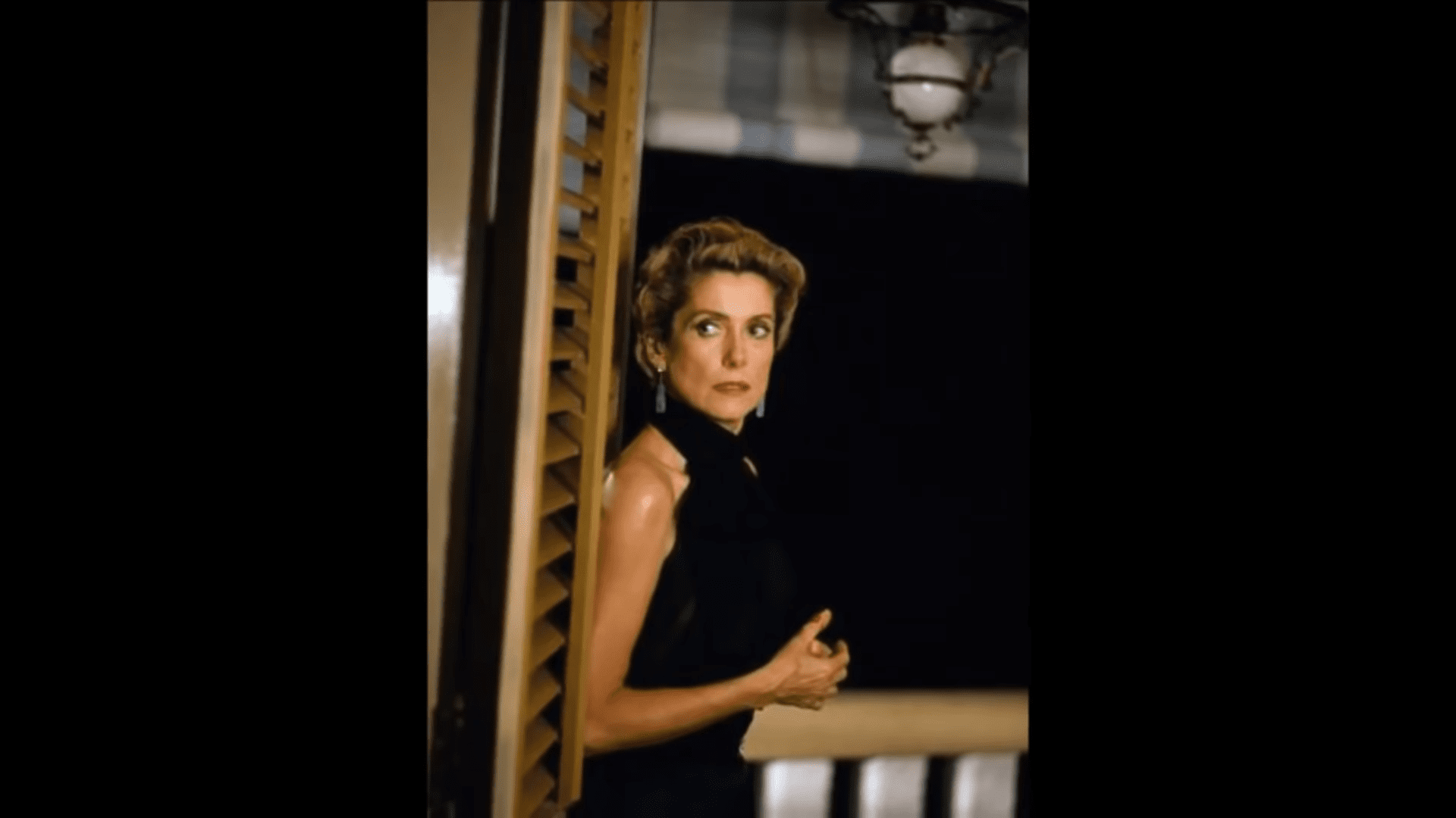 Catherine Deneuve posando en una sesión de fotos. │Foto: YouTube / brushstrokesrock Catherine Deneuve posando en una sesión de fotos. │Foto: YouTube / brushstrokesrock