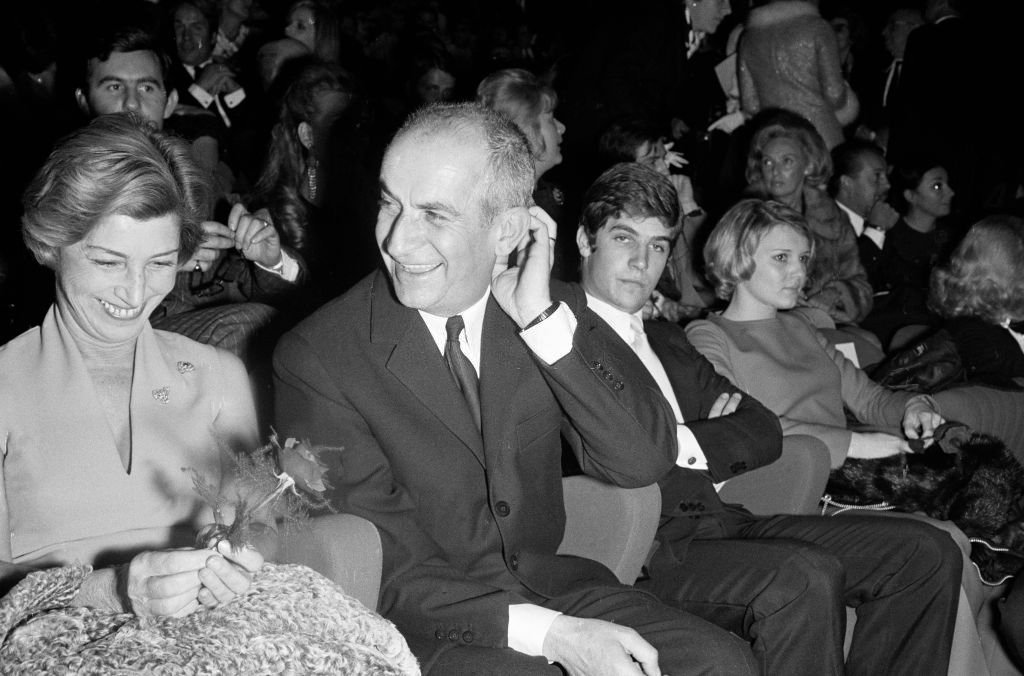 L'acteur français Louis de Funes avec, à sa droite, son épouse Jeanne Augustine et son fils Olivier à sa gauche. | Photo : Getty Images