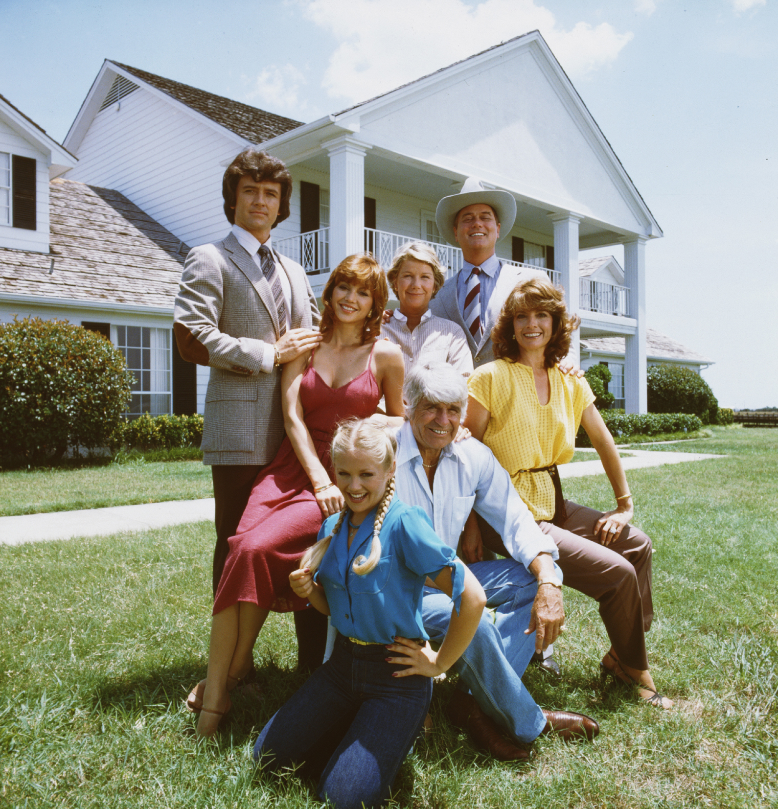 Patrick Duffy, Victoria Principal, Barbara Bel Geddes, Larry Hagman, Charlene Tilton, Jim Davis, and Linda Gray pose in front of their television home, the Southfork Ranch, Dallas, Texas, 1979. | Source: Getty Images