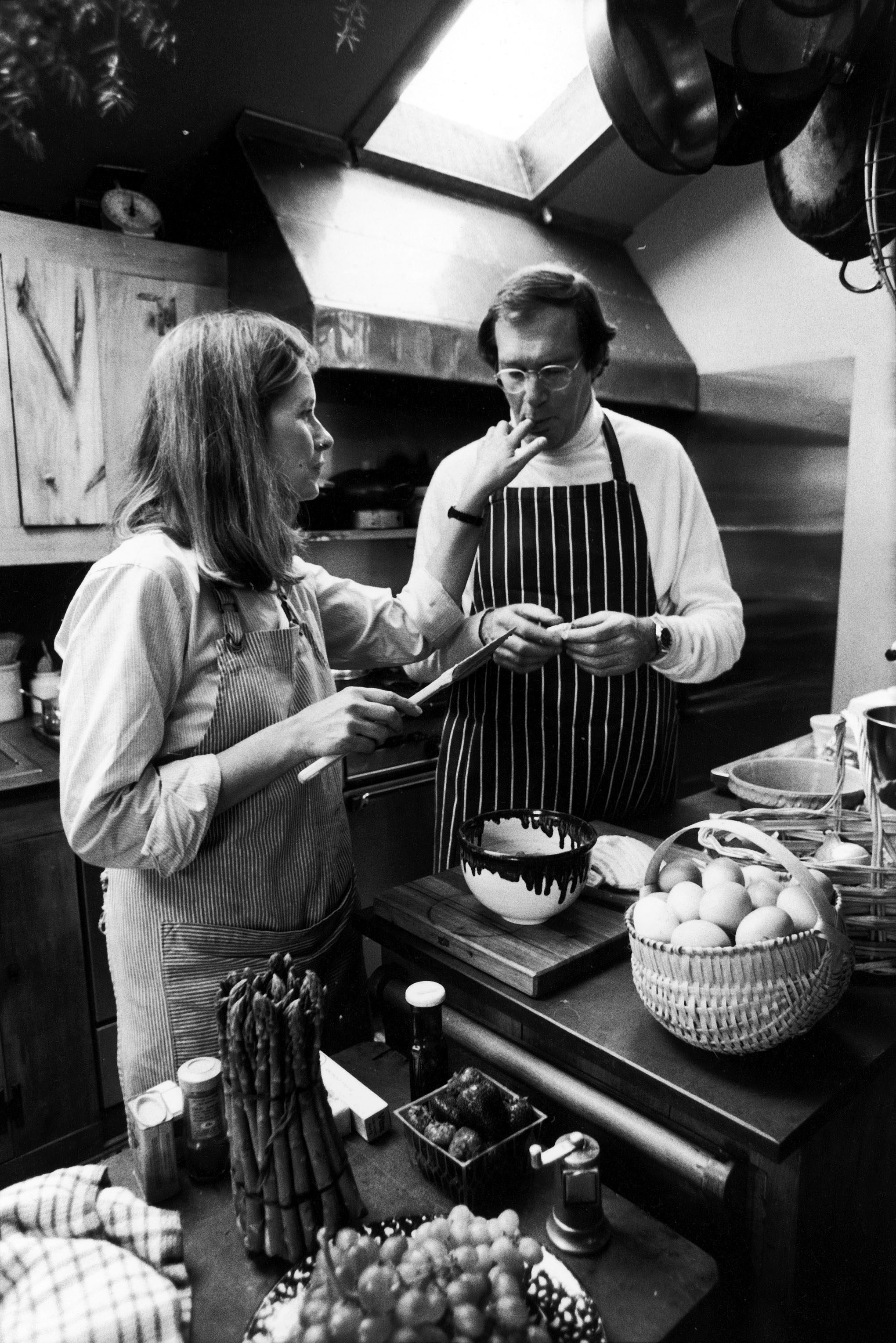 Martha and Andrew Stewart, baking in their kitchen on March 24, 1980. | Source: Getty Images