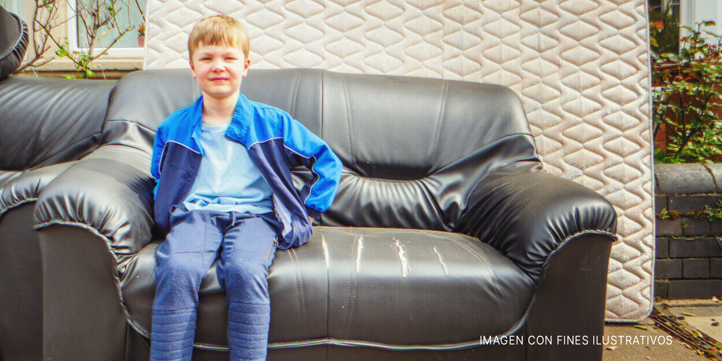 Niño sentado en un sofá | Foto: Shutterstock