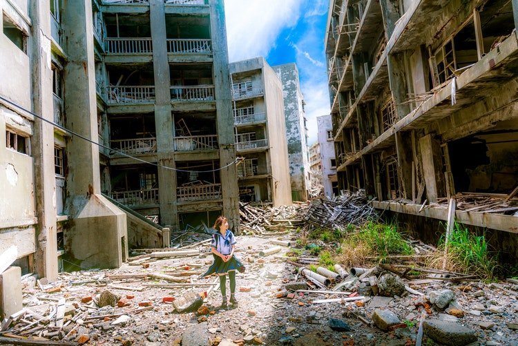 Un enfant au milieu d'une ruelle ravagé par la guerre | Photo : Unsplash
