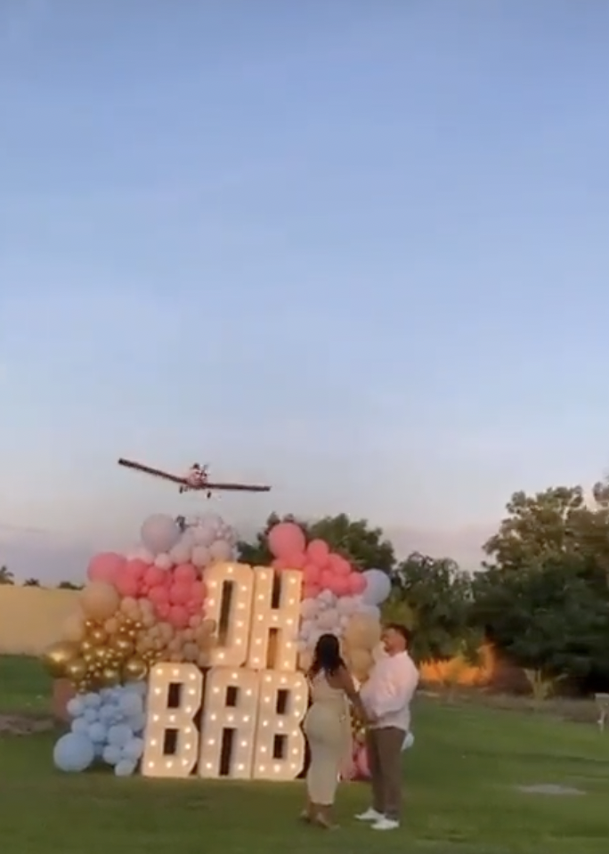 The Piper PA-25-235 Pawnee aircraft begins flying over the couple to reveal the baby's gender | Source: twitter.com/NRNoticiasSIN