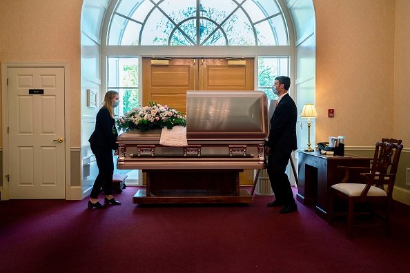Chris Fontana directeur du salon funéraire, et Christina Smith apprentie. |Photo : Photo : Getty Images