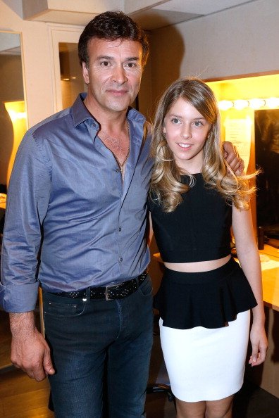 Le chanteur Tony Carreira pose avec sa fille Sara avant son concert au Palais des Sports en 2014 à Paris.|Photo : Getty Images