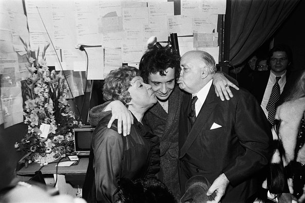 le chanteur français Michel Sardou pose entouré de ses parents, Jackie et Fernand Sardou. |Photo : Getty Images
