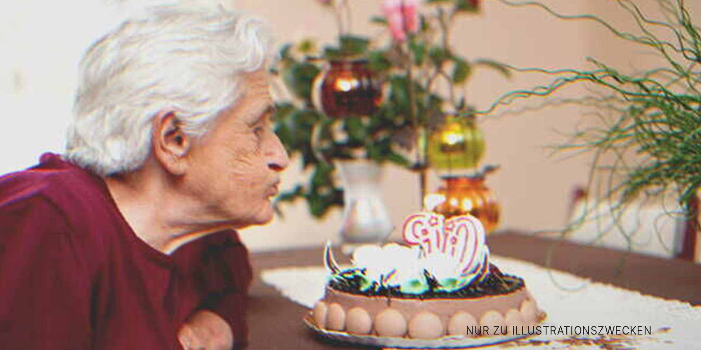 Eine alte Dame pustet Kerzen aus | Quelle: Shutterstock
