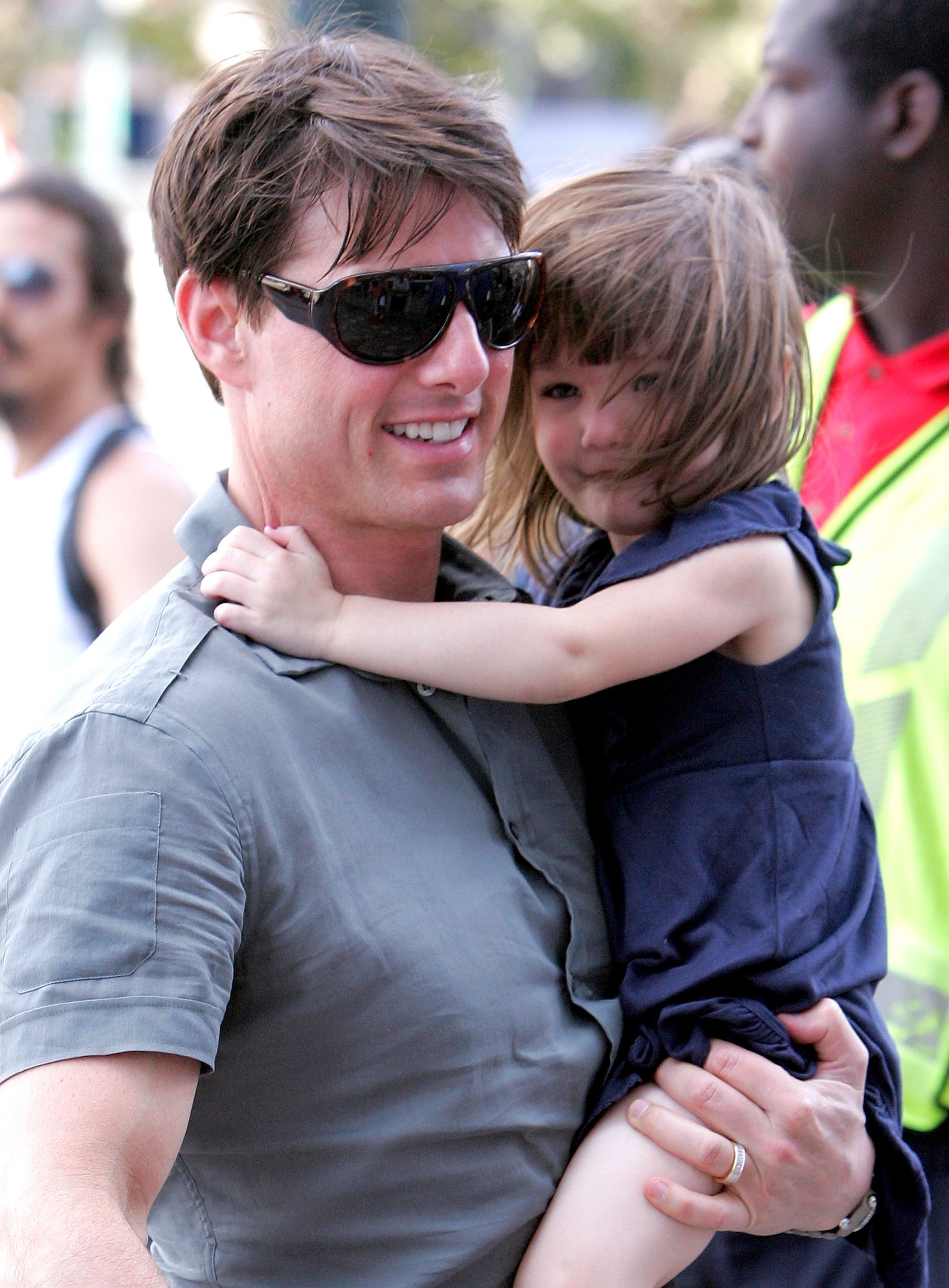 Tom Cruise und Suri Cruise auf den Straßen von Manhattan am 15. August 2008 in New York City. | Quelle: Getty Images