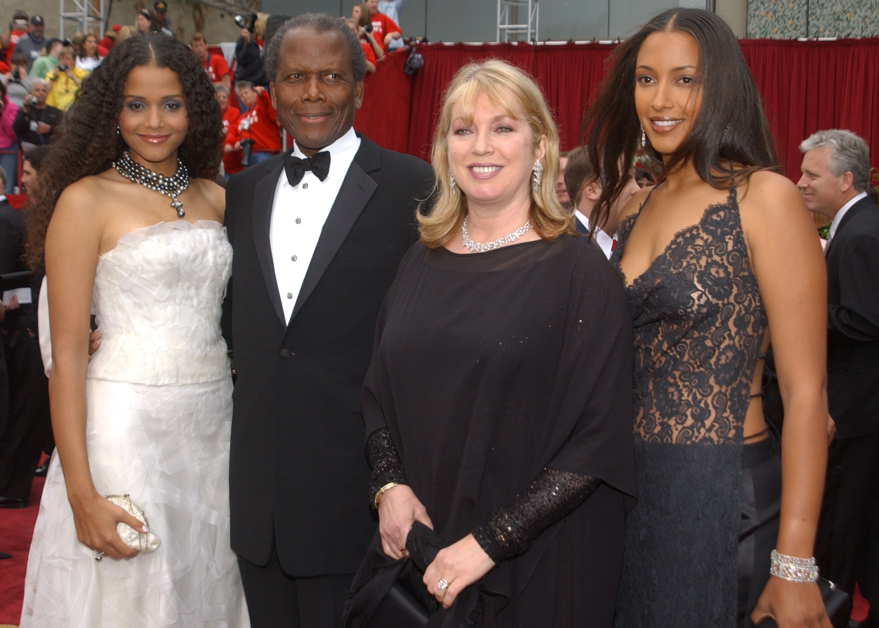 Sidney Poitier mit (von links nach rechts) Tochter Anika, Frau Joanna Shimkus, Tochter Sydney bei Academy Awards, 2002, Los Angeles | Quelle: Getty Images