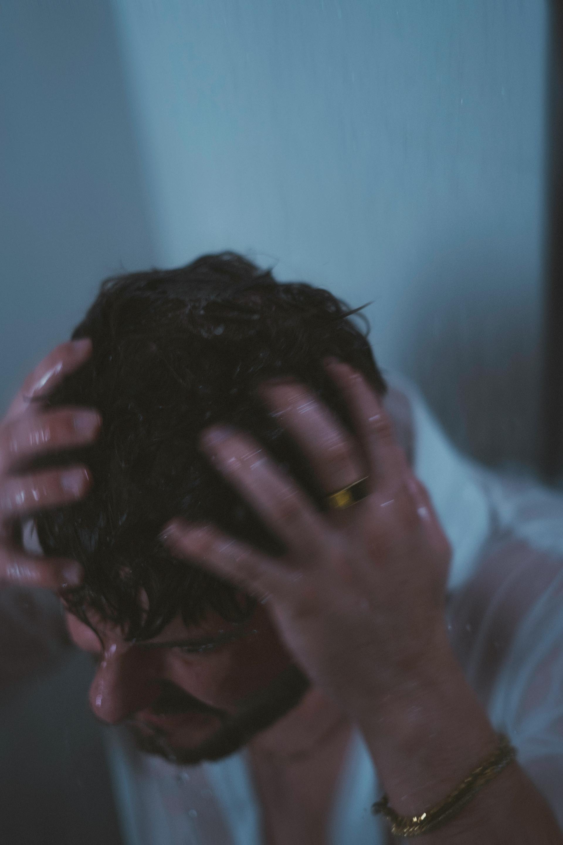 Close-up shot of an angry man holding his head | Source: Pexels