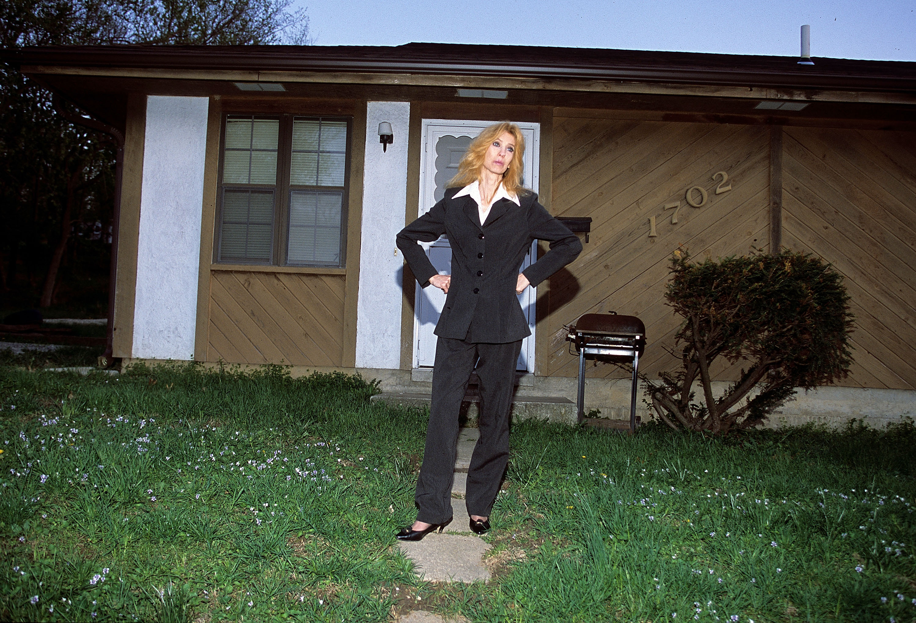 Debbie Mathers during a portrait session outside her house in September, 2005 in Detroit, Michigan. | Source: Getty Images