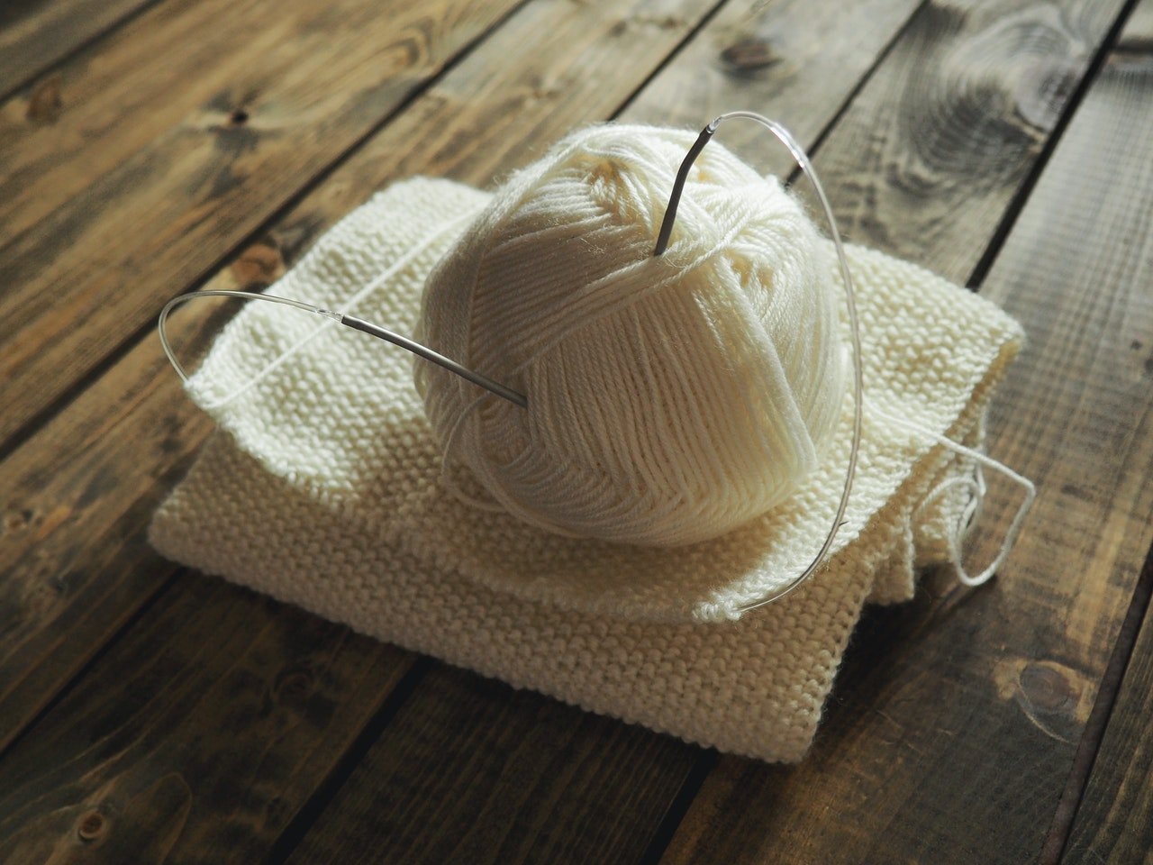 Photo of knit wool ball and needle | Photo: Pexels