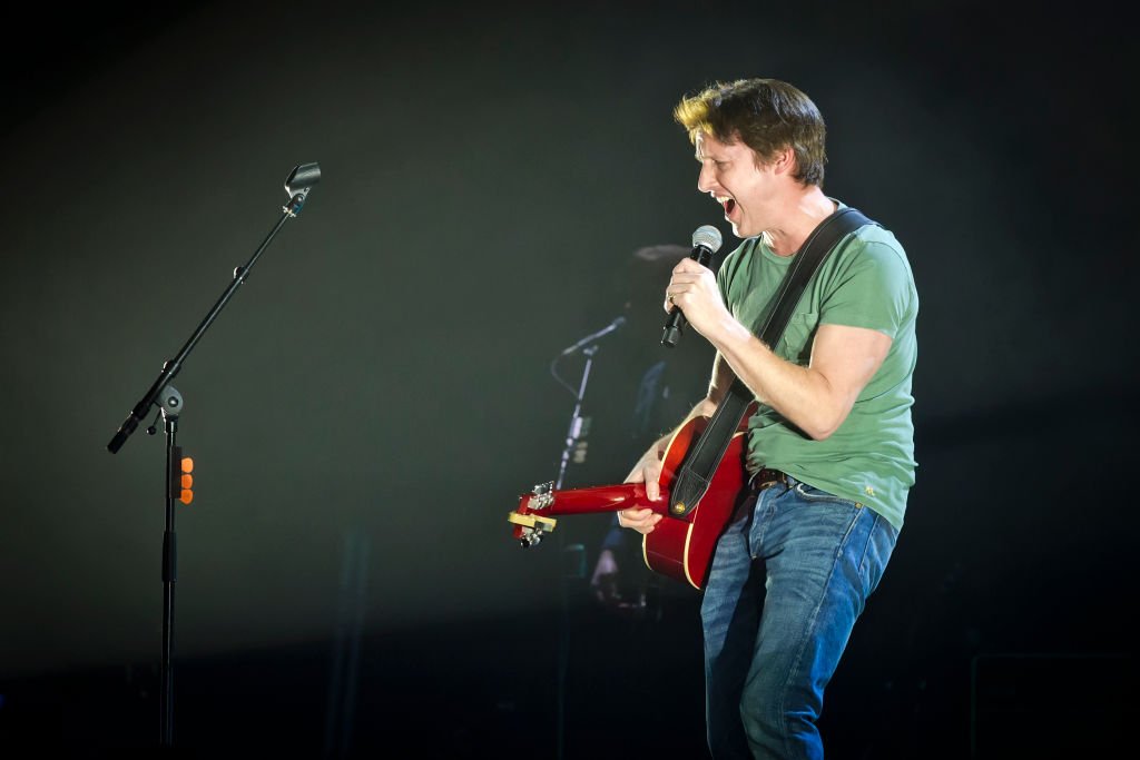 Der britische Sänger James Blunt tritt während eines Konzerts in der Mercedes-Benz Arena am 9. März 2020 in Berlin live auf der Bühne auf. (Foto von Frank Hoensch / Redferns) | Quelle: Getty Images