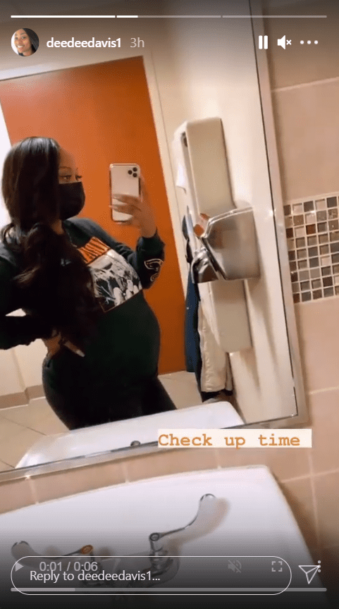 Dee Dee Davis posing for a mirror selfie while flaunting her baby bump | Photo: Instagram/deedeedavis1