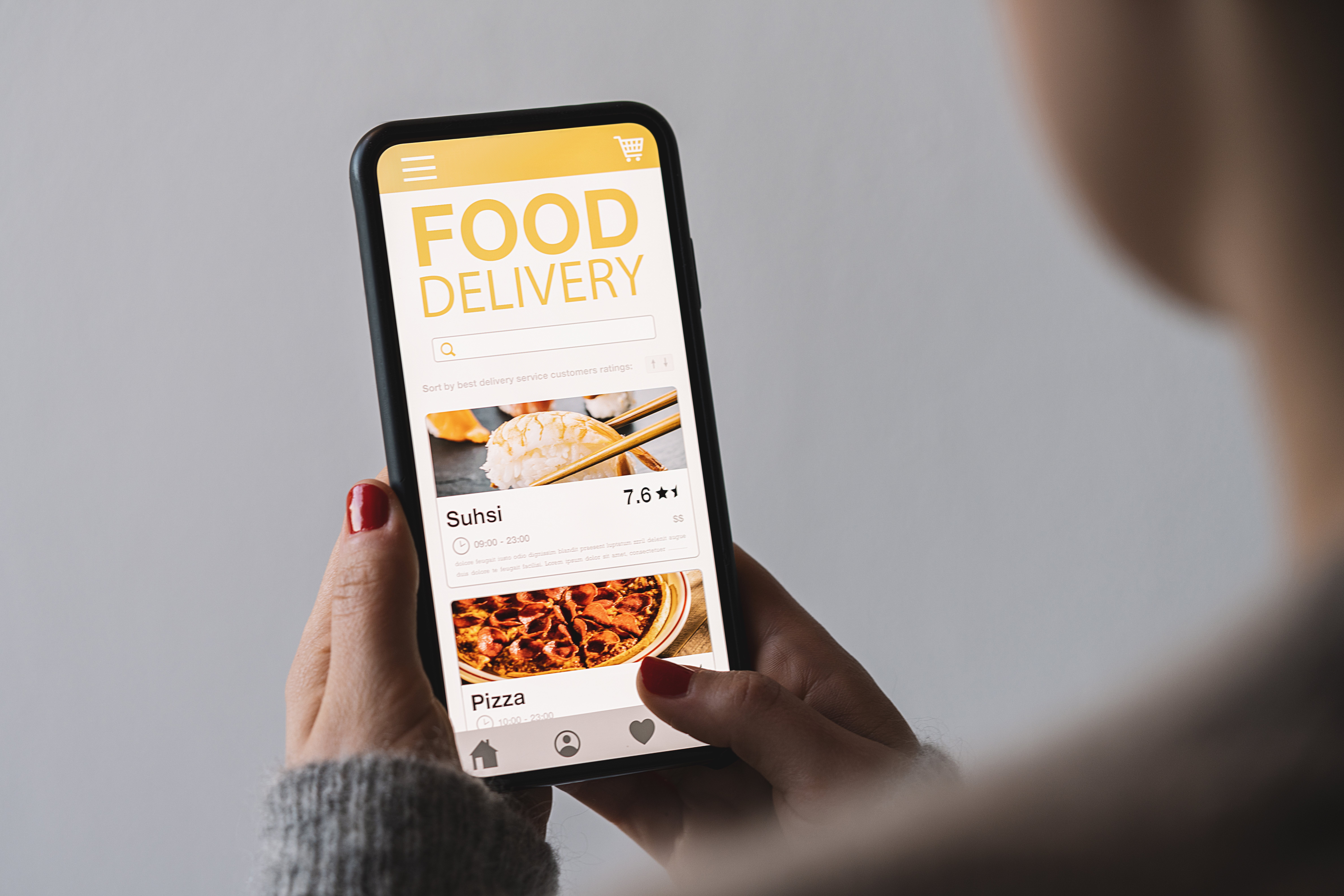 Mujer pidiendo comida a domicilio. | Foto: Shutterstock