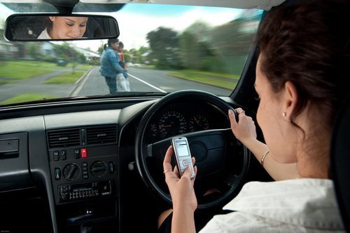 Les dangers de l'envoi de SMS et de la conduite. | Source : Shutterstock.