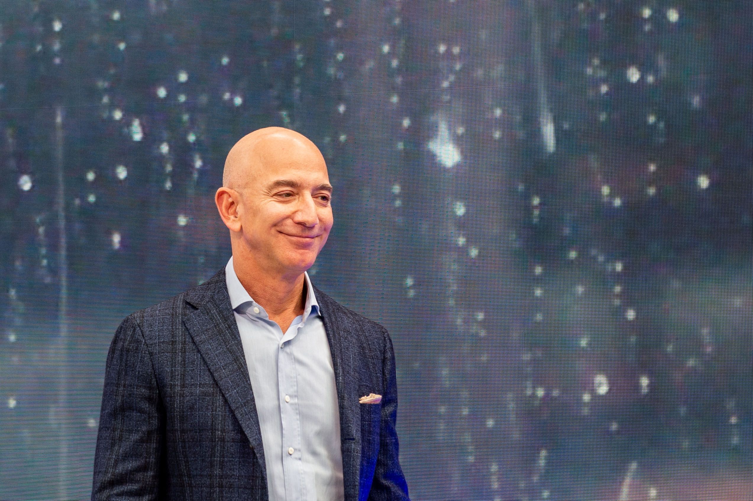 Jeff Bezos, directeur d'Amazon, en marge de l'événement des nouveautés de l'entreprise. | Photo : Getty Images Jeff Bezos, directeur d'Amazon, en marge de l'événement des nouveautés de l'entreprise. | Photo : Getty Images