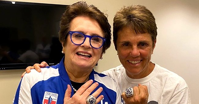 Billie Jean King and her wife, Ilana Kloss, show off their matching rings as they smile at the camera. | Photo: instagram.com/billiejeanking