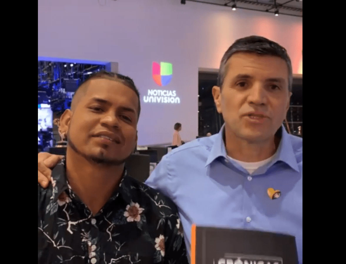 Javier Pertúz junto al periodista Hans Sarmiento. Fuente: Facebook / Crónicas