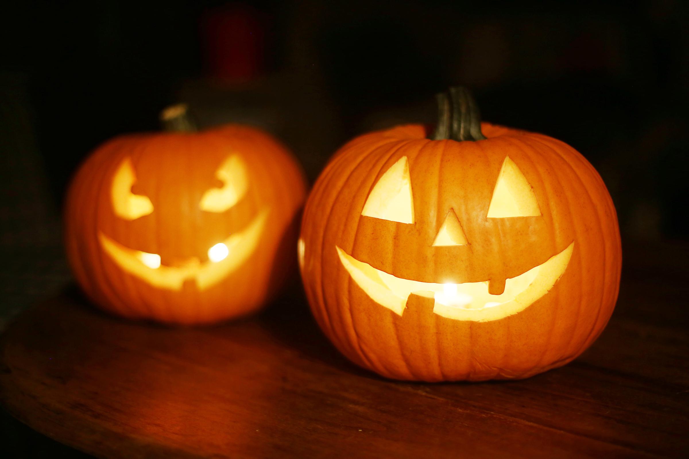 Two jack-o'-lanterns | Source: Getty Images