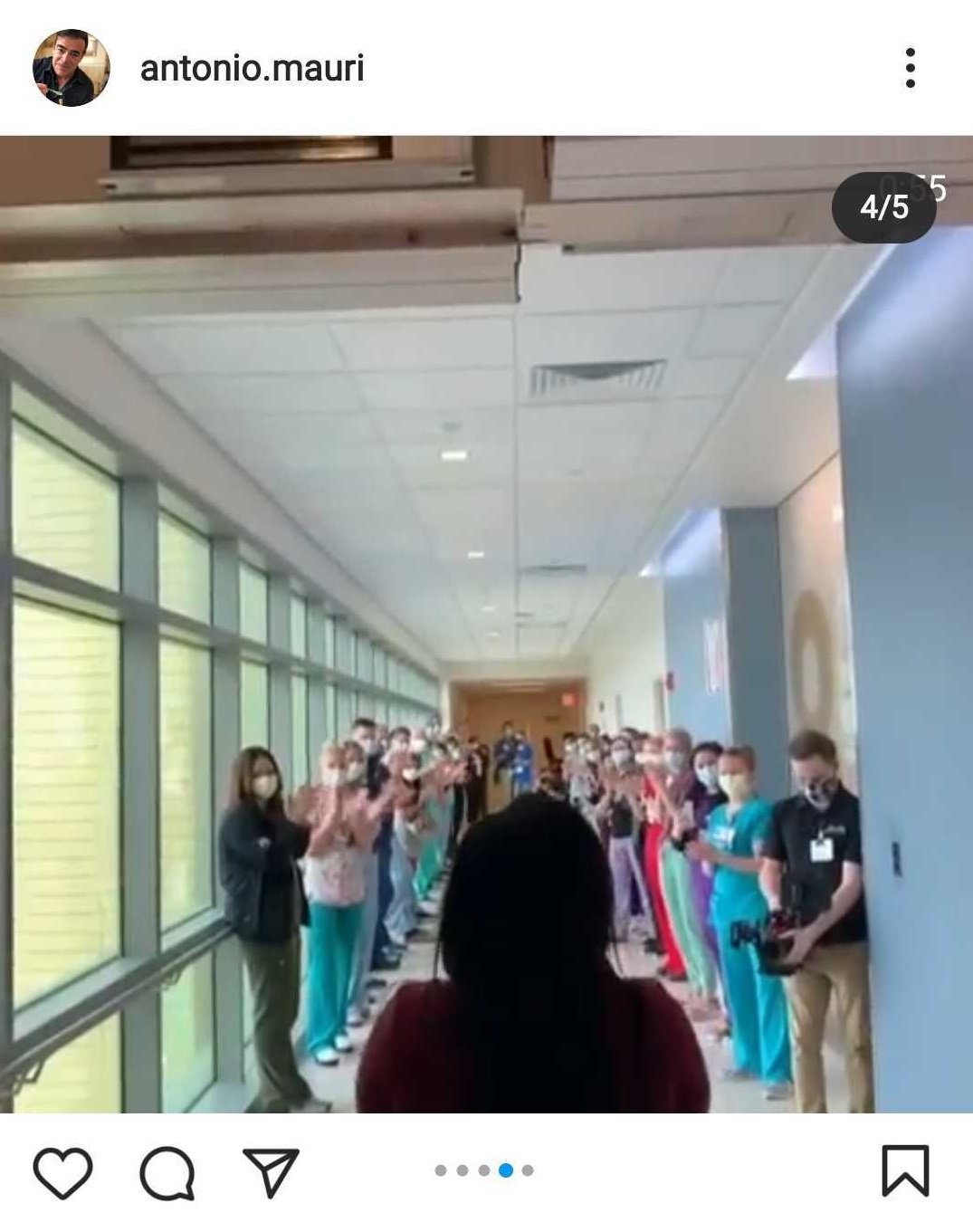 Toño siendo recibido con aplausos antes de dejar el hospital. | Foto: Captura de Instagram/antonio.mauri