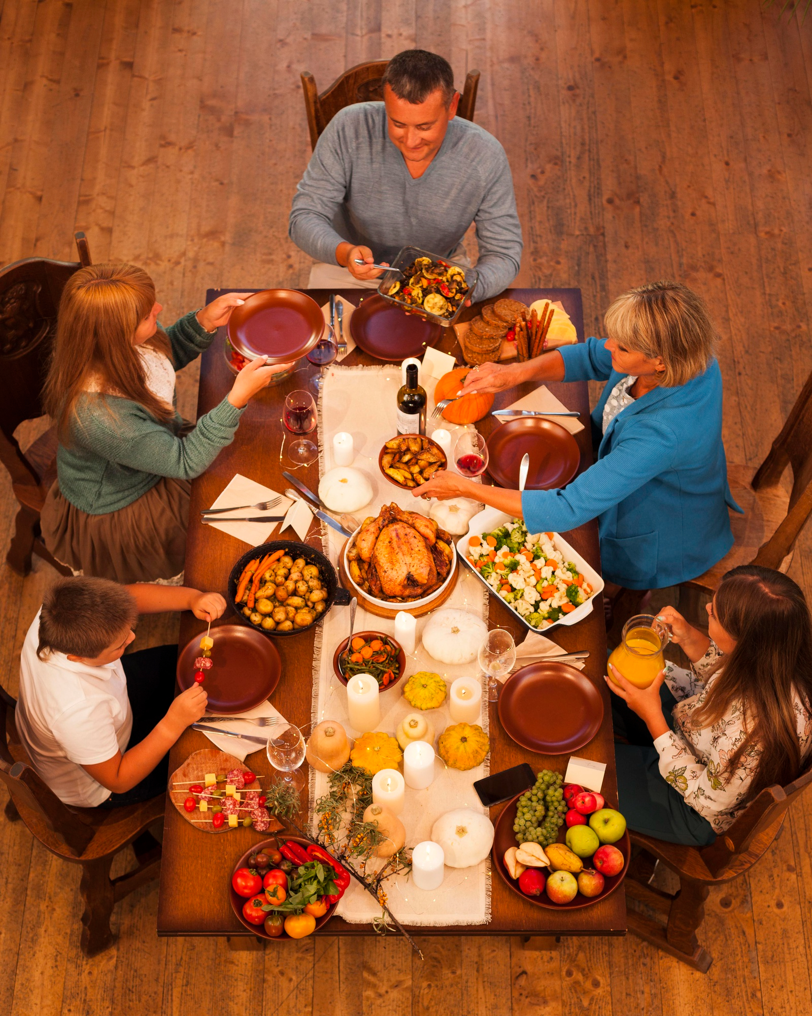 A high-angle photo of a family having dinner | Source: Freepik
