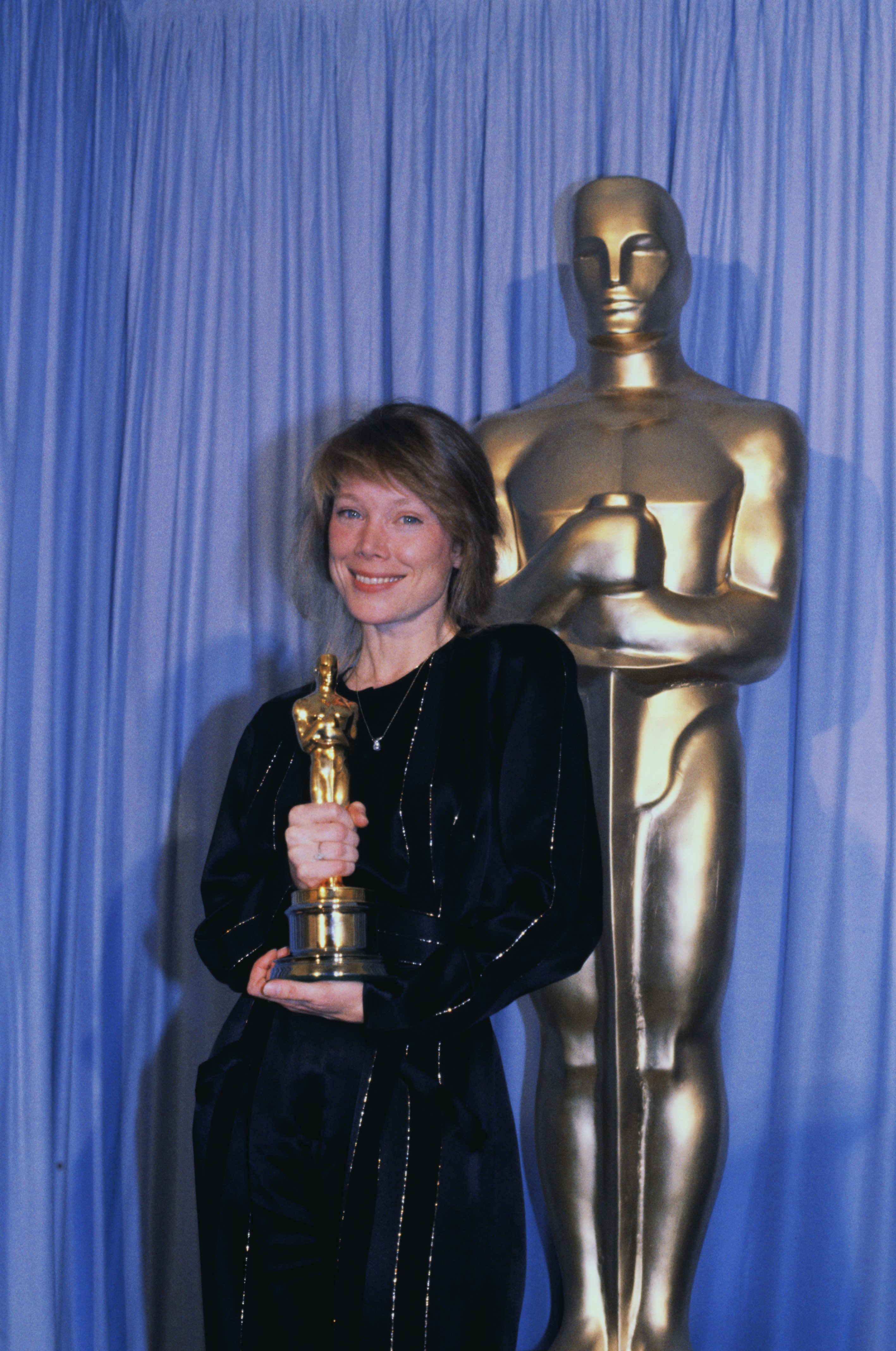 Sissy Spacek poses with her Oscar Award for Best Actress for her role in the movie "Coal Miner's Daughter" on March 31, 1981 | Source: Getty Images