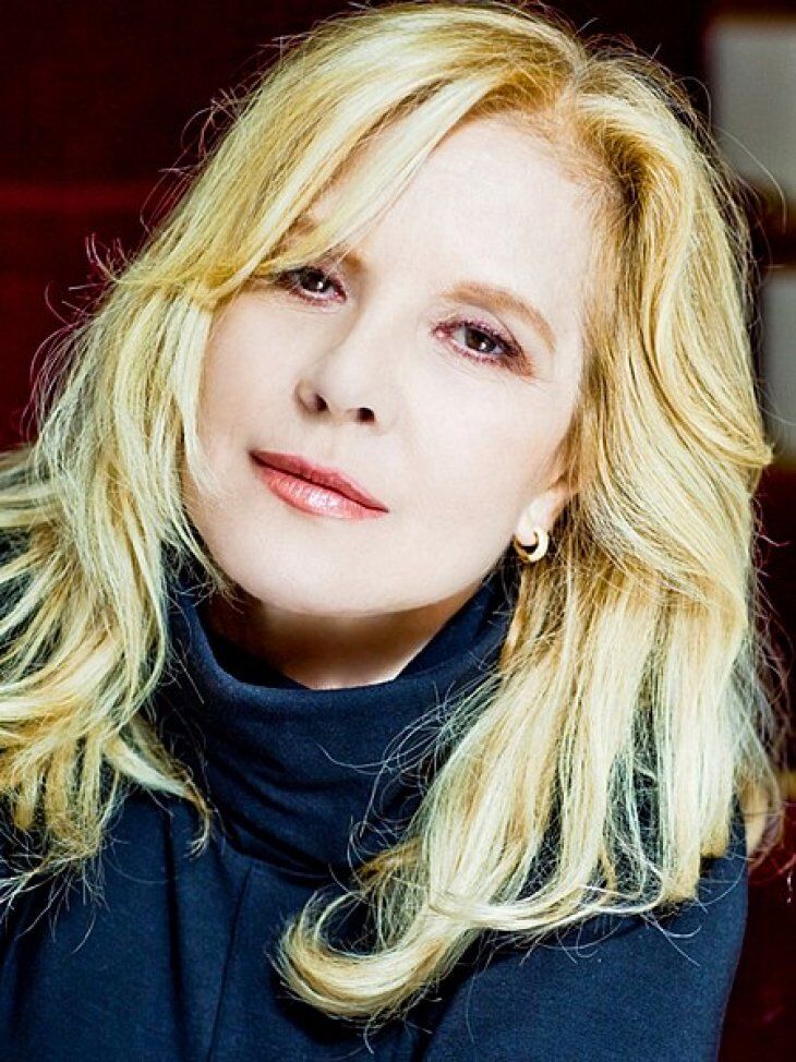 Sylvie Vartan montrant ses cheveux blonds | Photo : Wikimedia