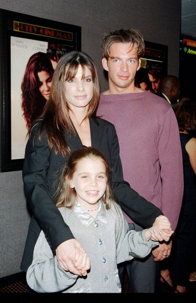 Harry Connick Jr., Sandra Bullock, and Mae Whitman pictured in 1998. | Photo: Getty Images
