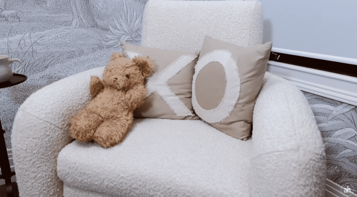 Eines der Möbel im Kinderzimmer von Drew Scott und Linda Phans Baby. | Quelle: YouTube/At Home with Linda & Drew Scott