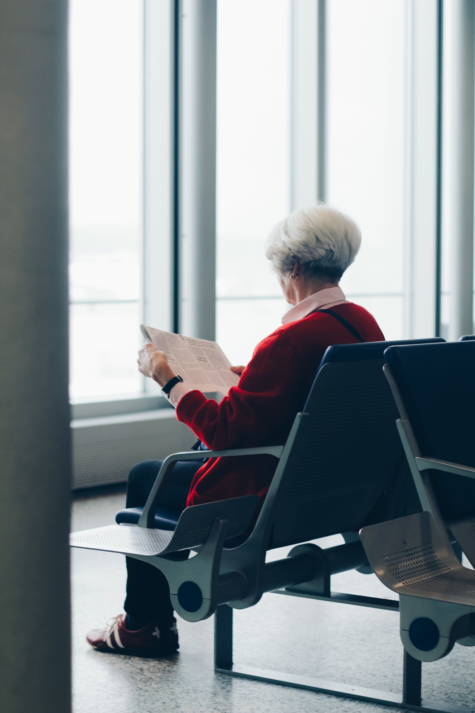 An older woman sitting on a chair | Source: Pexels