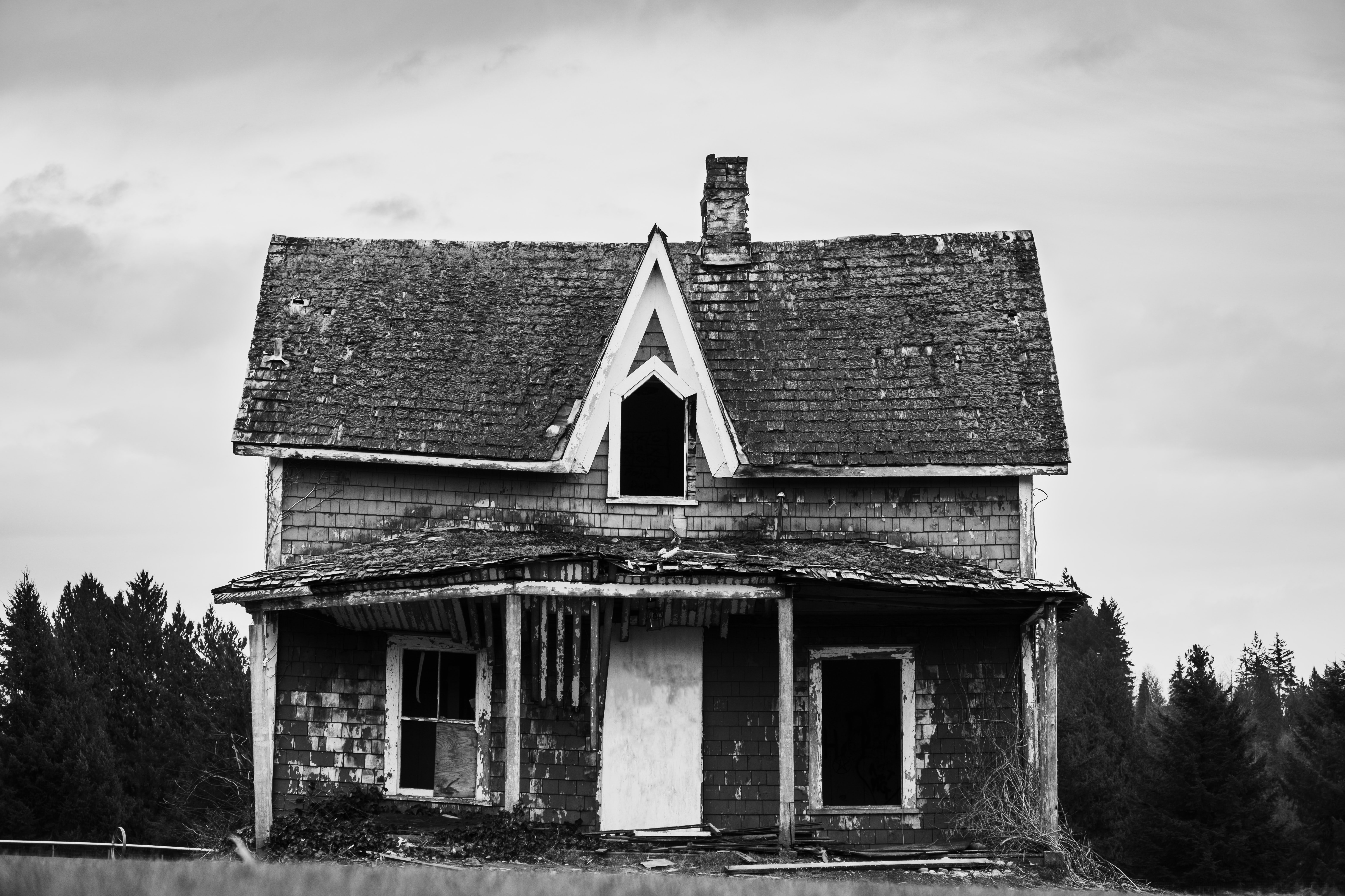 The house's poor condition bothered the old man. | Source: Unsplash